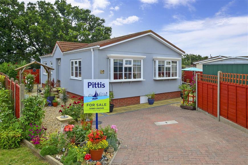 Folly Lane, East Cowes, Isle of Wight 2 bed park home £150,000