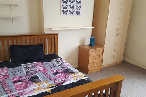 2 bedroom house share to rent, 2 Rooms Kingswood Rd, Moseley, B13 9AP