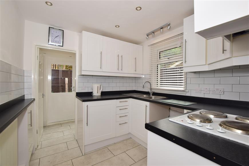 Mount Street Dorking RH4 2 bed townhouse £1,300 pcm (£300 pw)