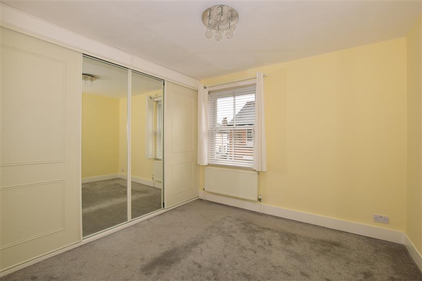 Mount Street Dorking RH4 2 bed townhouse £1,300 pcm (£300 pw)