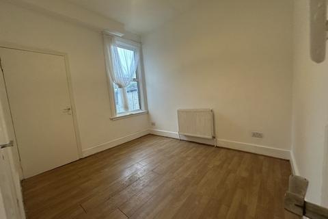 2 bedroom ground floor flat to rent, Vernon Road, Seven Kings, IG3 8DJ