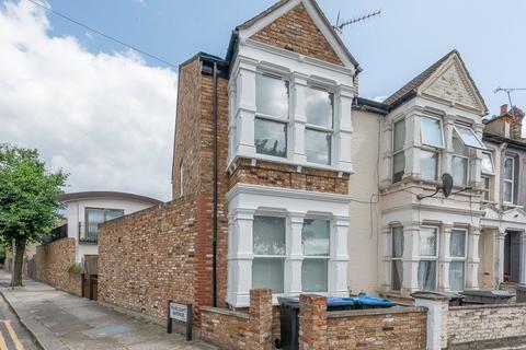 3 bedroom end of terrace house to rent, Fairlight Avenue, London, NW10