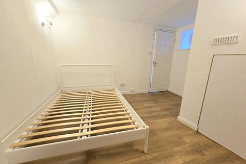 Studio to rent, Offord Road, Islington