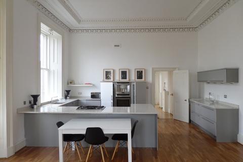 2 bedroom flat to rent, Lynedoch Street, Park Circus G3