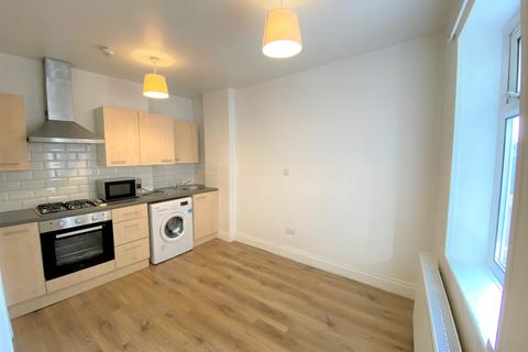 Studio to rent, Uxbridge Road, West Ealing, London