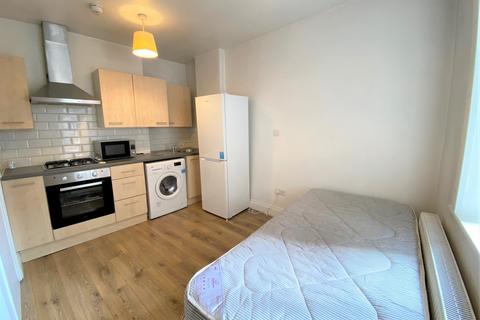 Studio to rent, Uxbridge Road, West Ealing, London