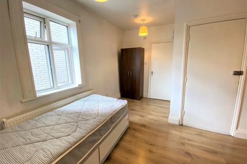 Studio to rent, Uxbridge Road, West Ealing, London