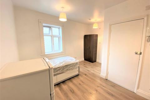 Studio to rent, Uxbridge Road, West Ealing, London