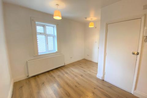 Studio to rent, Uxbridge Road, West Ealing, London