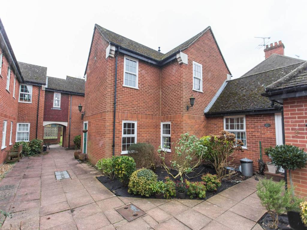 Village Court, Upper Village Road, Sunninghill 2 bed flat £880 pcm (£