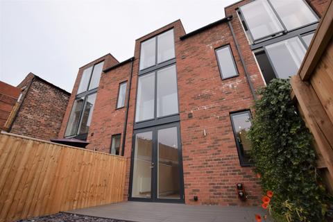 3 bedroom mews to rent, Loney Street, Macclesfield