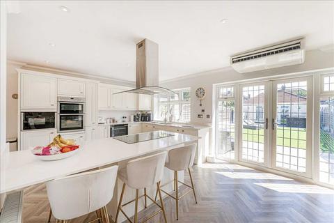 5 bedroom semi-detached house for sale, Warren Drive, HORNCHURCH