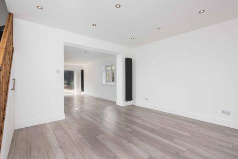3 bedroom semi-detached house to rent, Albany Road, Hersham