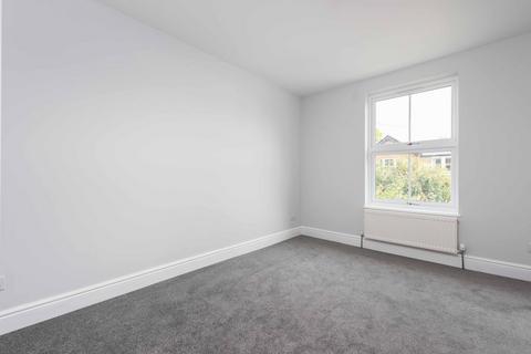 3 bedroom semi-detached house to rent, Albany Road, Hersham