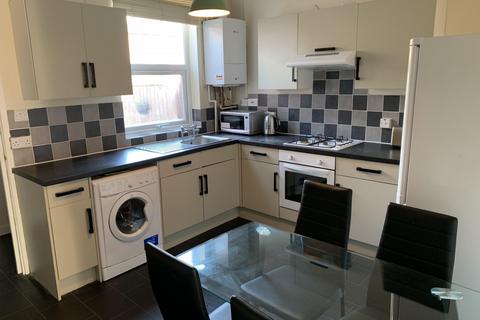 2 bedroom house share to rent, Hawthorne Grove, Beeston, NG9 2FG
