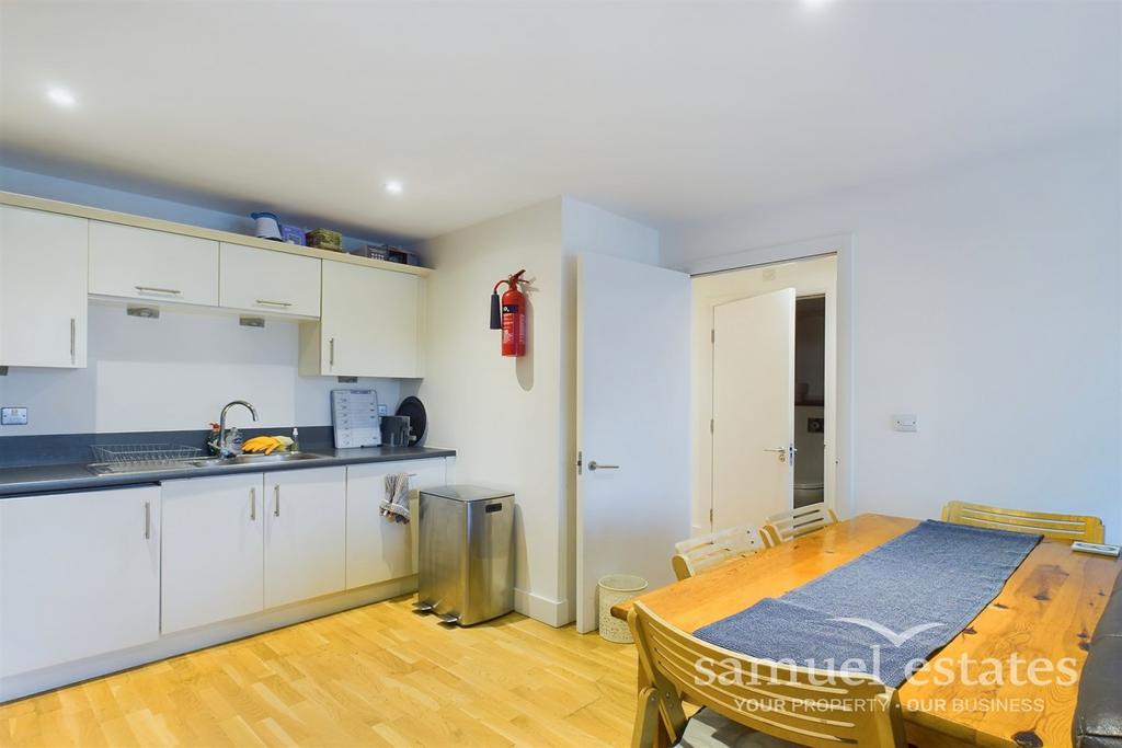 Apartment in Colliers Wood - More