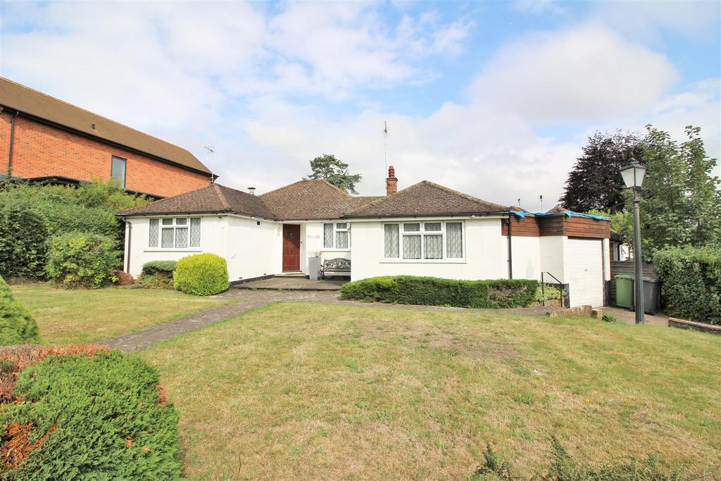 Goodyers Avenue, Radlett 3 bed detached bungalow £1,850 pcm (£427 pw)