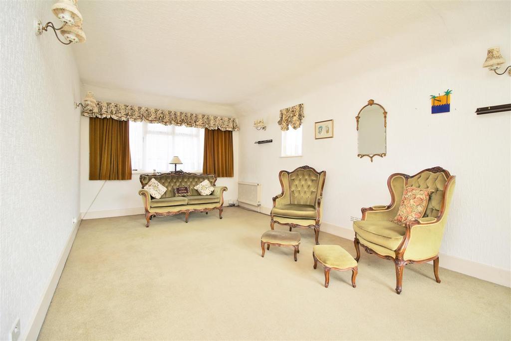 Goodyers Avenue, Radlett 3 bed detached bungalow £1,850 pcm (£427 pw)