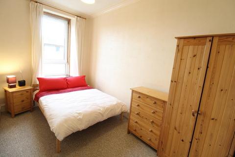 2 bedroom flat to rent, Hardgate, Top Left,