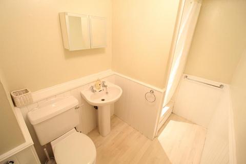 2 bedroom flat to rent, Hardgate, Top Left,