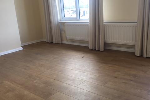 3 bedroom flat to rent, Waverley Road, Slough, SL1