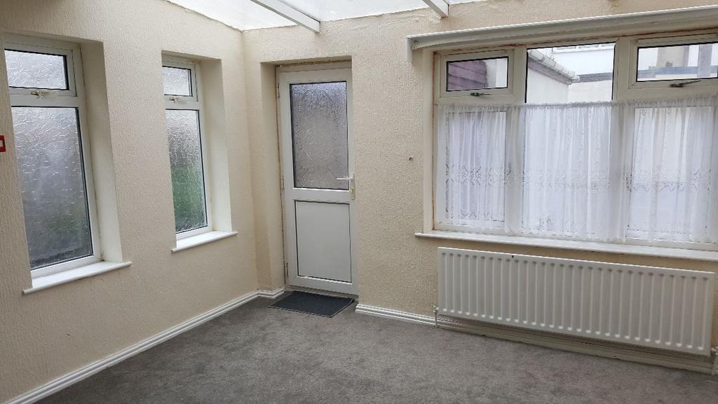 Self contained flat 8 Sun room, could be converted