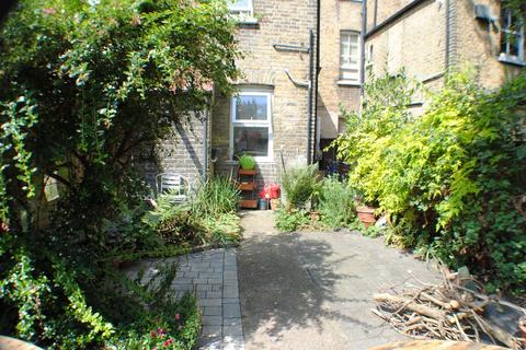 2 bedroom flat to rent, Floyd Road, London