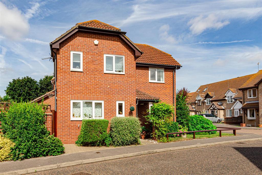 Leslie Park, BurnhamOnCrouch 3 bed detached house £330,000