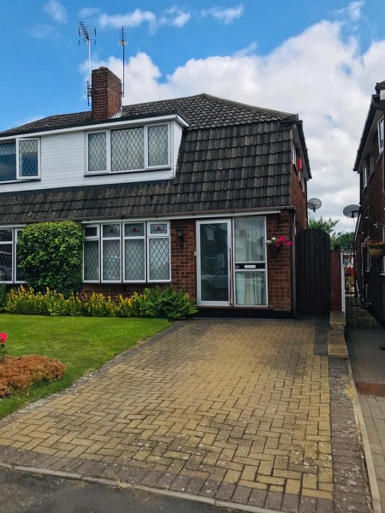 Spring Parklands, Dudley, DY1 2DJ 3 bed semidetached house £595 pcm