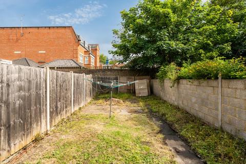 3 bedroom terraced house to rent, Walton Road,  Woking,  GU21