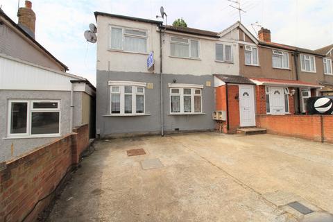 5 bedroom semi-detached house to rent, Laburnum Road, Hayes