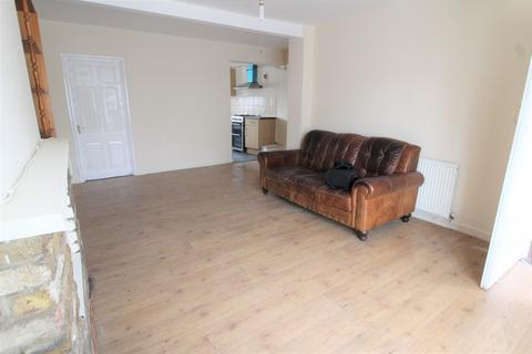 5 bedroom semi-detached house to rent, Laburnum Road, Hayes
