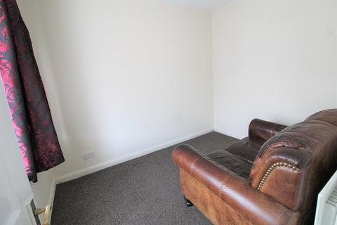 5 bedroom semi-detached house to rent, Laburnum Road, Hayes