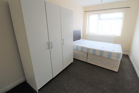 5 bedroom semi-detached house to rent, Laburnum Road, Hayes