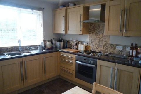 3 bedroom semi-detached house to rent, Linnet Drive, Leigh