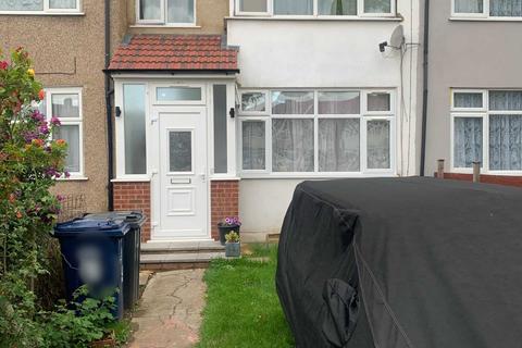 4 bedroom house to rent - St Josephs Drive, Southall, UB1
