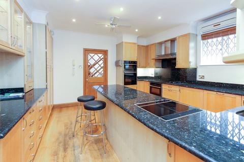 5 bedroom detached house to rent, Canons Drive, Edgware, HA8