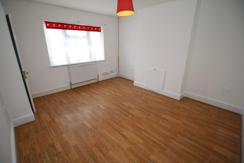 The Moorfield, Stoke Aldermoor, Coventry 3 bed semidetached house £625 pcm (£144 pw)