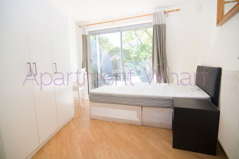 1 bedroom in a flat share to rent, Godalming Road, London, E14