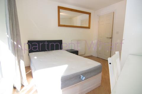 1 bedroom in a flat share to rent, Godalming Road, London, E14