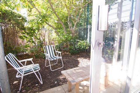 1 bedroom in a flat share to rent, Godalming Road, London, E14