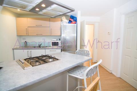 1 bedroom in a flat share to rent, Godalming Road, London, E14