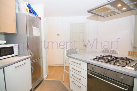 1 bedroom in a flat share to rent, Godalming Road, London, E14