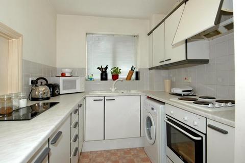 2 bedroom apartment to rent, Sandringham Road,  Petersfield