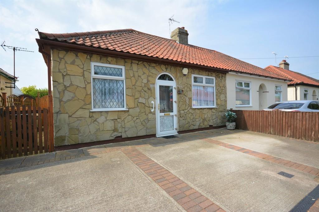 Dell Road East, Lowestoft 2 bed semidetached bungalow £160,000