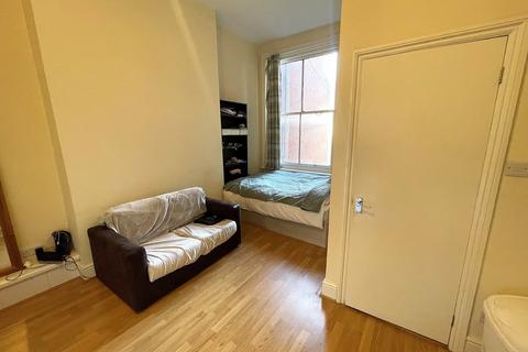 Studio to rent - Western Parade, Southsea
