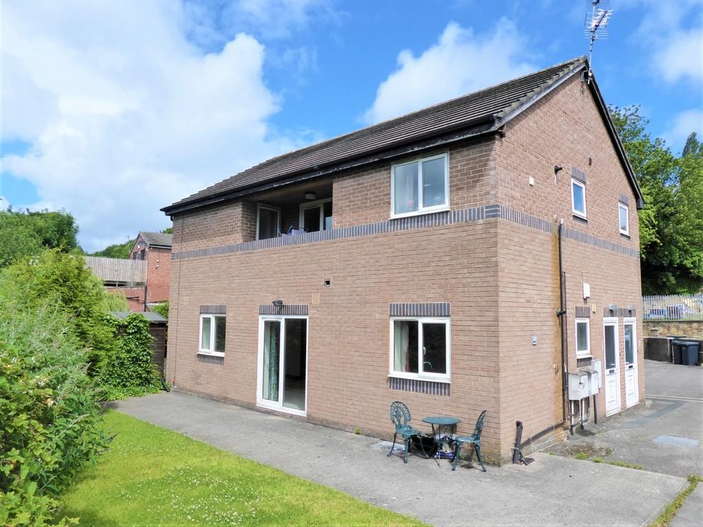 Moorhen Bank, Pudsey Road, Bramley 2 bed apartment £520 pcm (£120 pw)