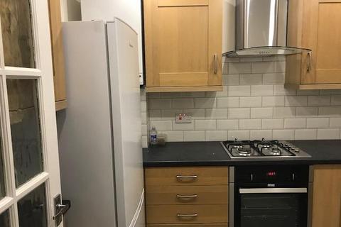 3 bedroom flat to rent, Springfield Road, Windsor SL4