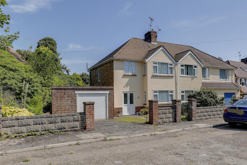 Hartlip Hill, Hartlip, Sittingbourne 3 bed semidetached house £325,000