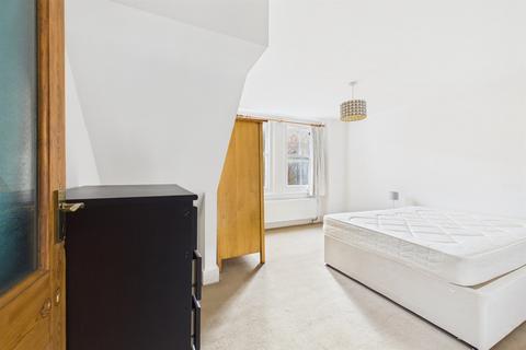 3 bedroom flat to rent, Weir Road, Balham, SW12